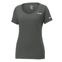 NIKE T-SHIRT Dri-FIT COTTON/POLY À COL ARRONDI PROFOND POUR FEMMES. NKBQ5234