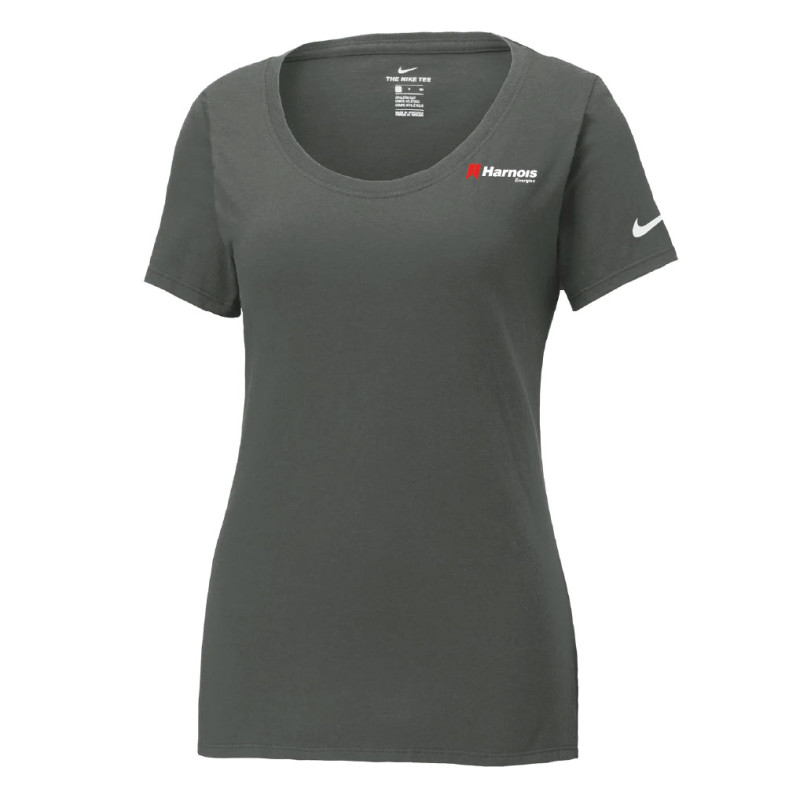 NIKE T-SHIRT Dri-FIT COTTON/POLY À COL ARRONDI PROFOND POUR FEMMES. NKBQ5234
